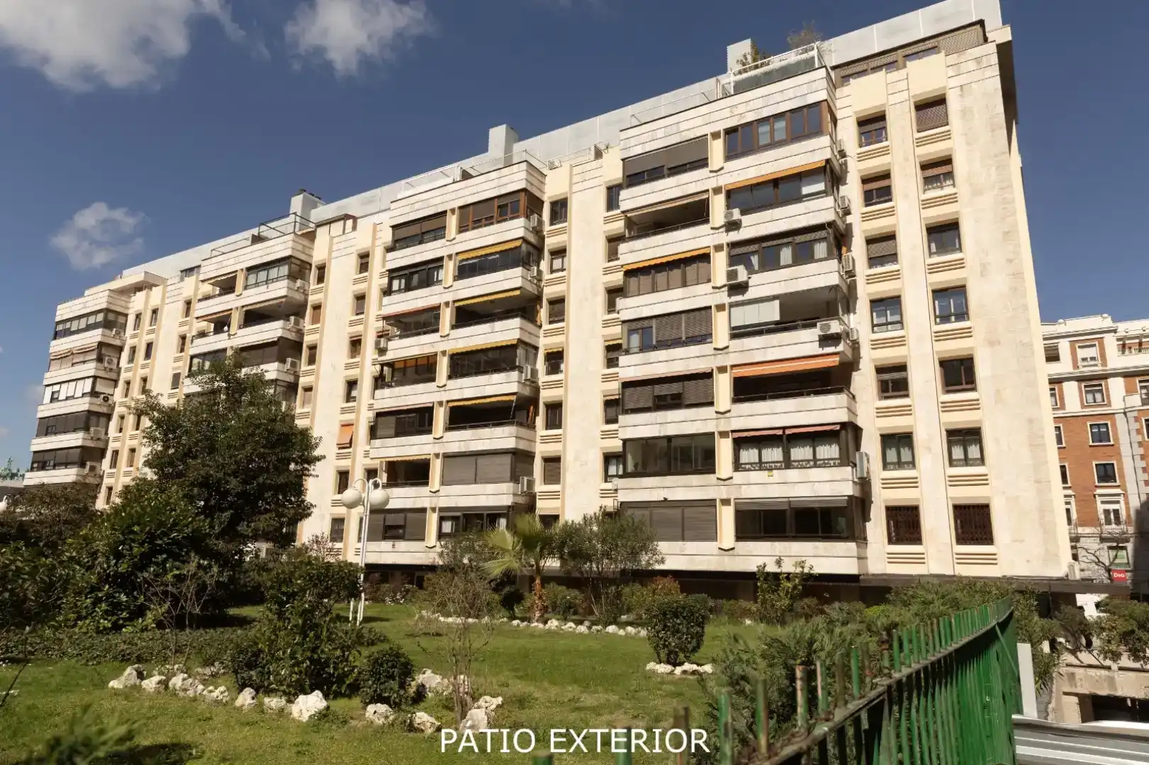 Vista exterior de Pis en venda en  Madrid Capital amb Terrassa i Balcó
