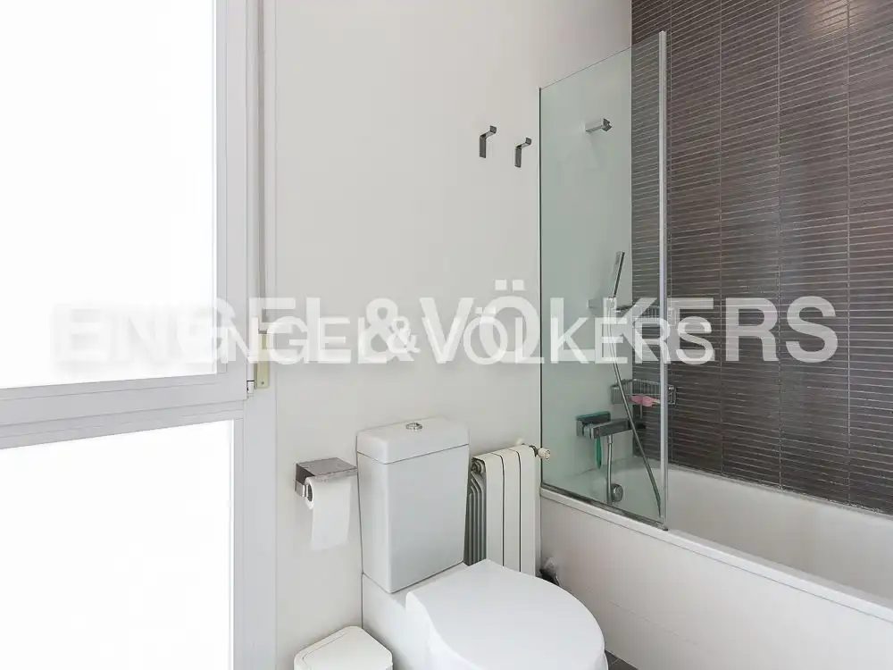 Bathroom of Flat for rent in Valencia  with Air Conditioner, Heating and Parquet flooring