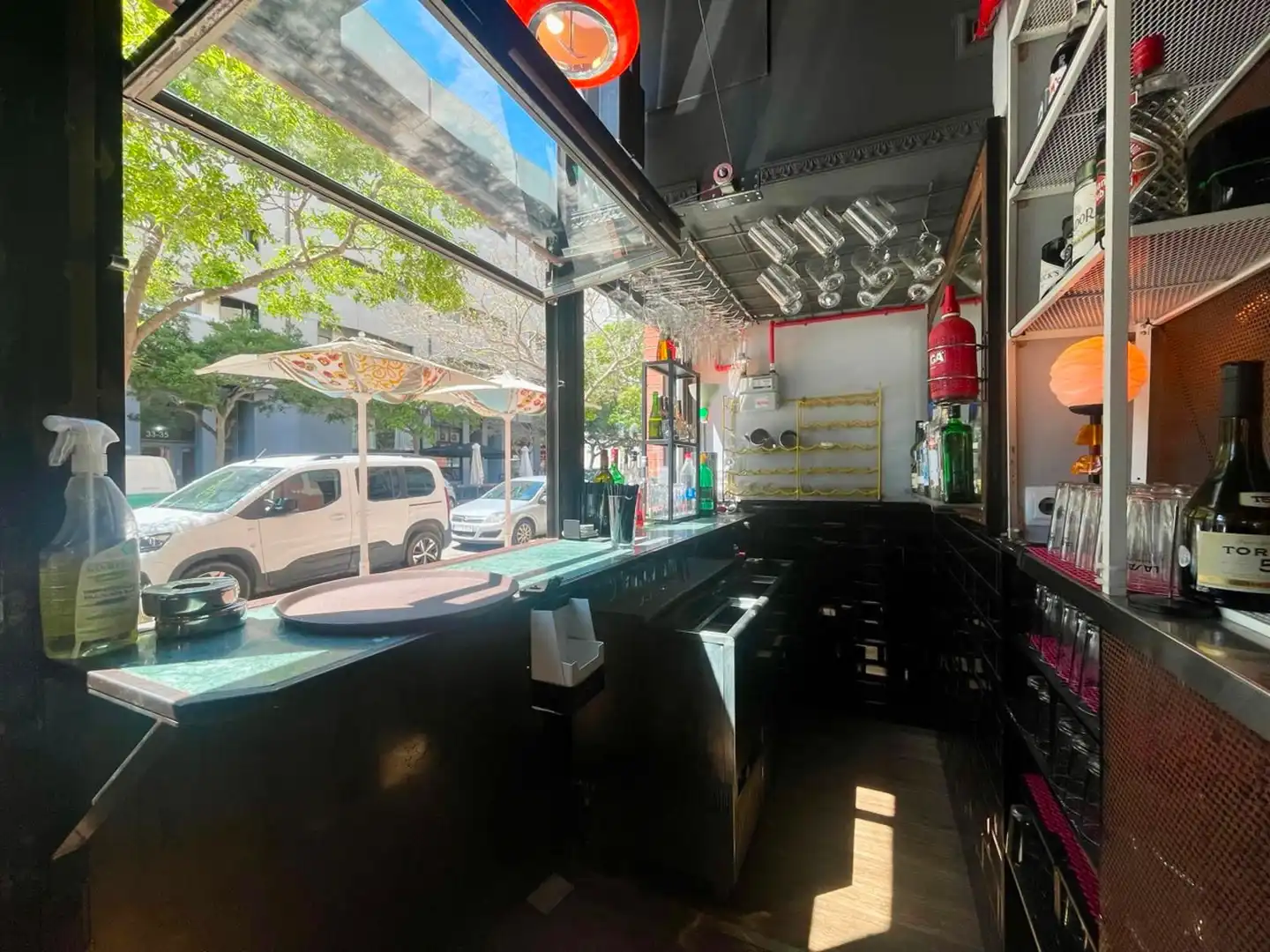 Local en traspaso en Barcelona con Aire acondicionado, Internet y Alarma