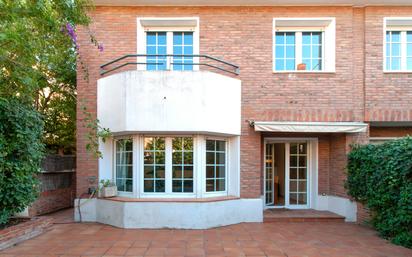 Vista exterior de Casa adosada en venda en Esplugues de Llobregat amb Aire condicionat, Calefacció i Jardí privat