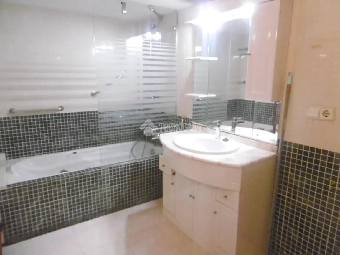 Bathroom of Flat for rent in Madrid  with Air Conditioner and Furnished
