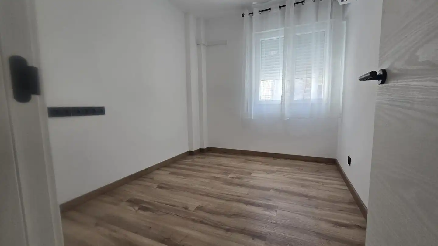 Schlafzimmer von Wohnung zur Miete in Gandia mit Klimaanlage, Terrasse und Möbliert