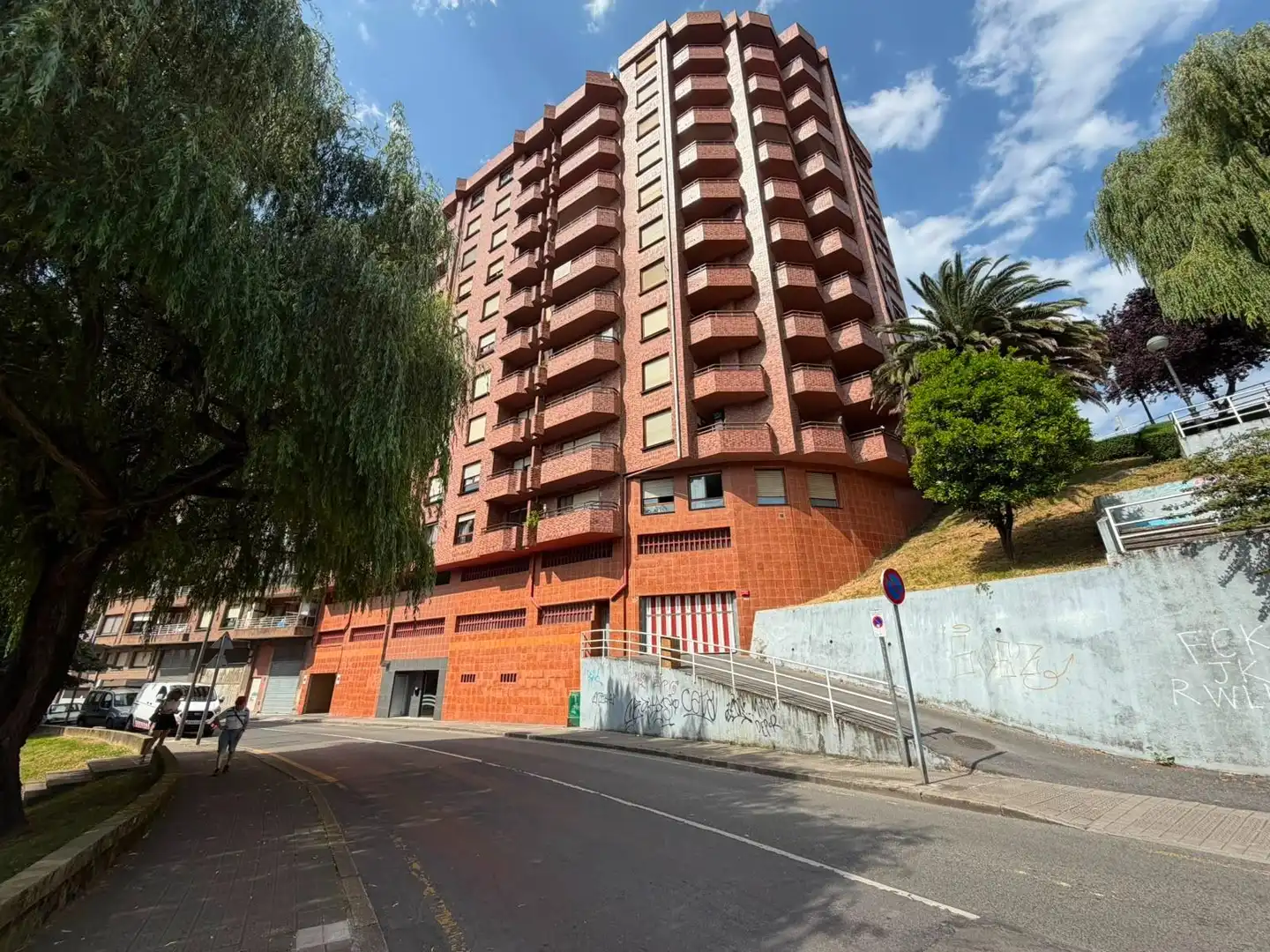 Vista exterior de Pis en venda en Basauri  amb Calefacció, Terrassa i Traster