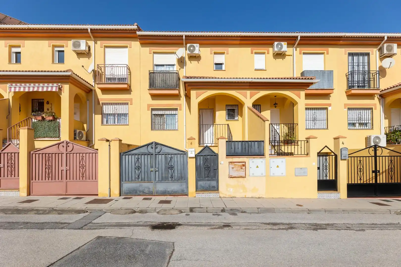 Außenansicht von Einfamilien-Reihenhaus zum Verkauf in Vegas del Genil mit Klimaanlage