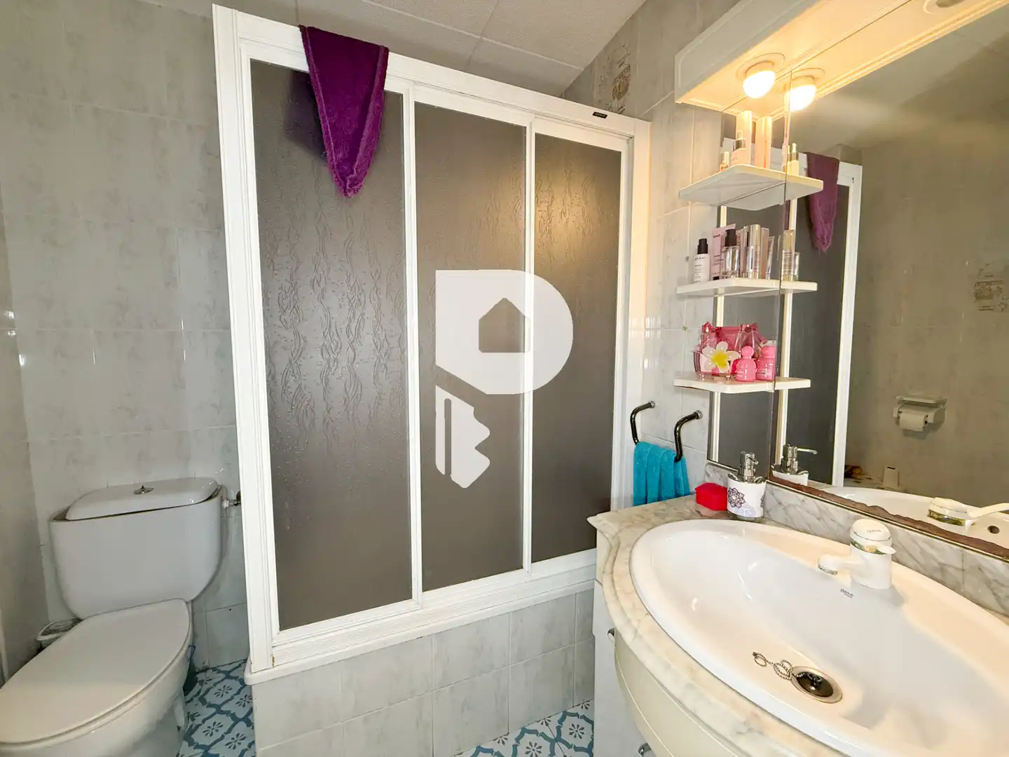 Badezimmer von Wohnung zum Verkauf in Sant Vicenç Dels Horts mit Heizung, Abstellraum und Fernseher