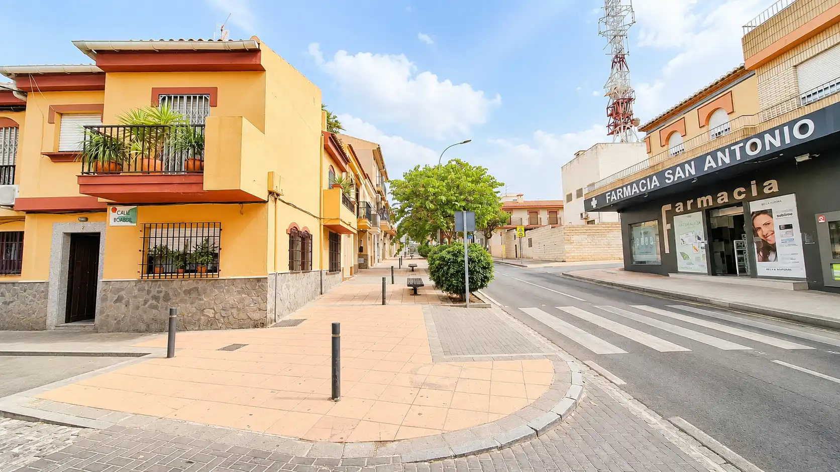 Vista exterior de Casa adosada en venda en Motril amb Terrassa, Traster i Forn