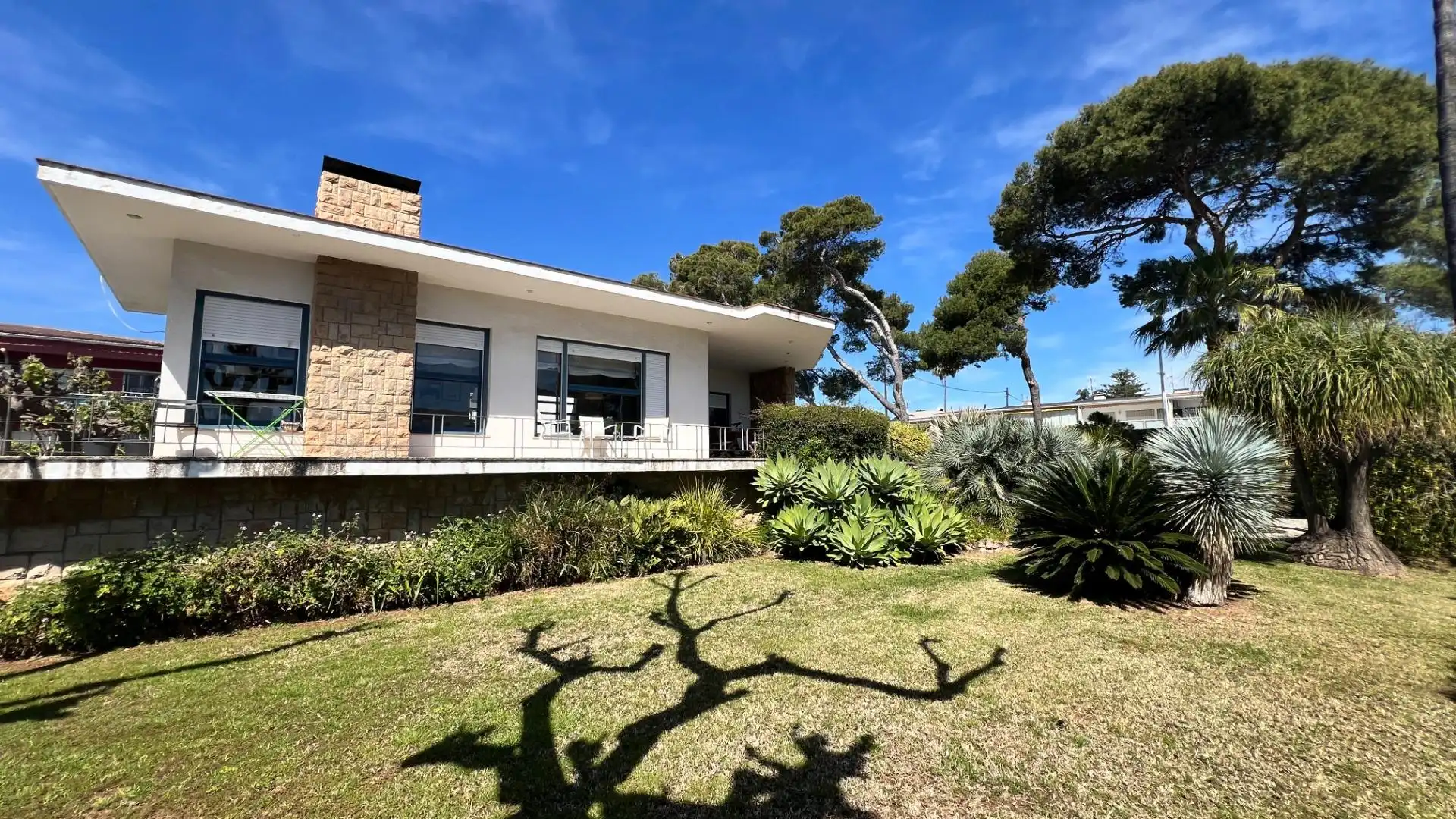 Vista exterior de Casa o xalet en venda en Castellón de la Plana / Castelló de la Plana amb Aire condicionat, Calefacció i Jardí privat