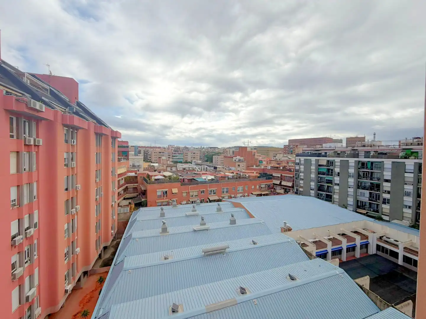 Vista exterior de Ático en venta en L'Hospitalet de Llobregat