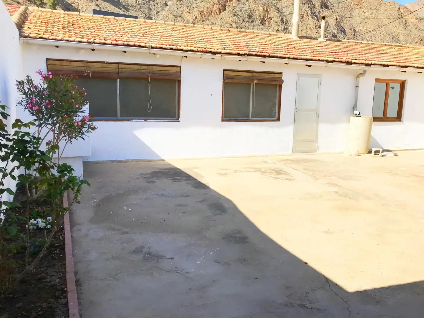Vista exterior de Finca rústica en venda en Orihuela amb Aire condicionat, Jardí privat i Traster
