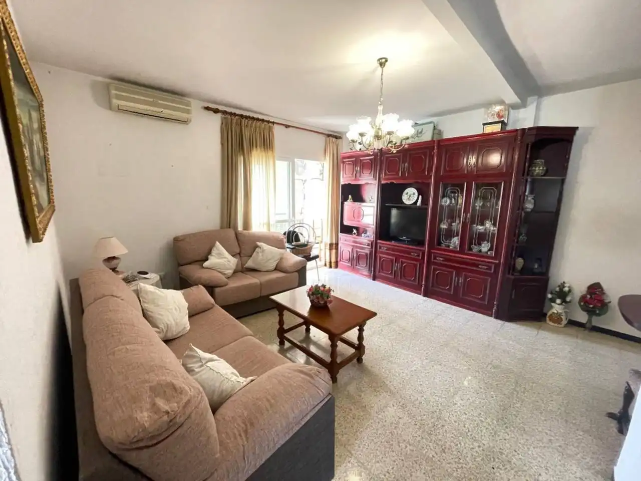Sala d'estar de Pis en venda en Estepona amb Aire condicionat, Terrassa i Moblat