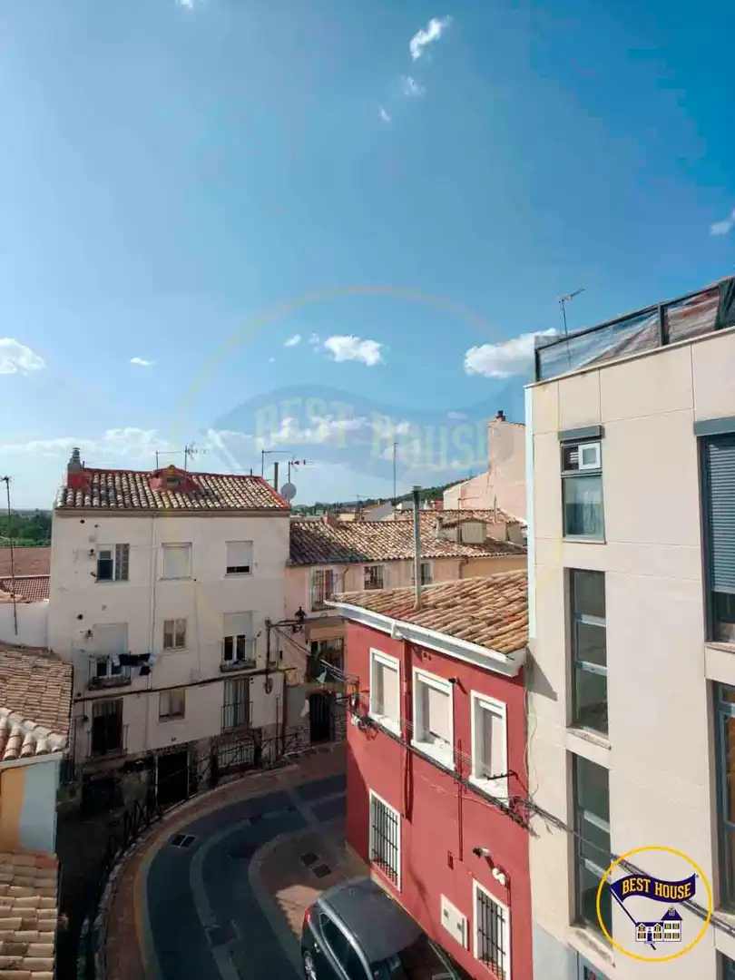 Vista exterior de Pis de lloguer en Cuenca amb Calefacció, Moblat i Balcó