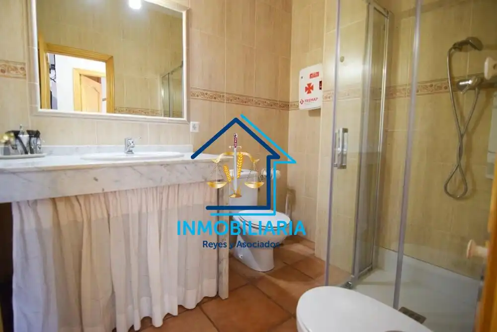 Bany de Casa o xalet en venda en Córdoba amb Aire condicionat, Terrassa i Piscina