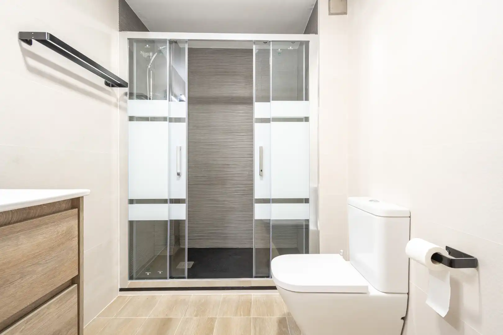 Badezimmer von Wohnung zum Verkauf in Barcelona mit Klimaanlage und Heizung