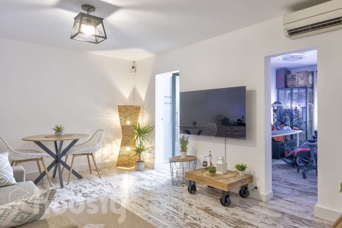 Living room of Flat for sale in  Barcelona Capital  with Air Conditioner, Parquet flooring and Furnished