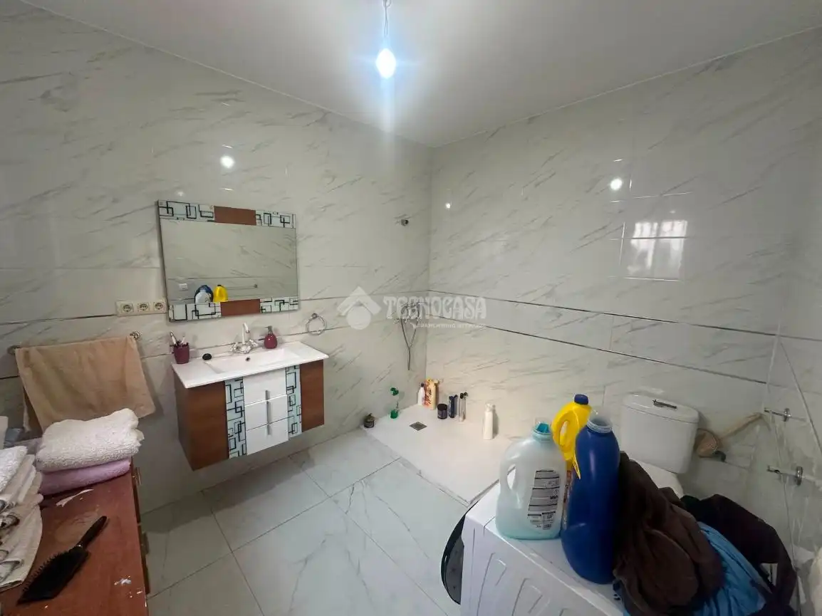 Bathroom of Detached homes for sale in Mengíbar  with Air Conditioner, Terrace and Balcony