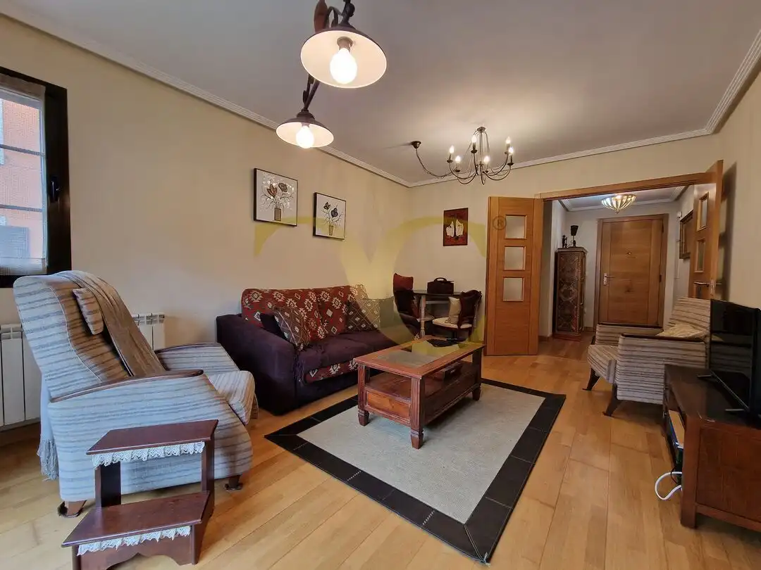 Sala de estar de Piso en venta en Llanes con Calefacción, Terraza y Amueblado
