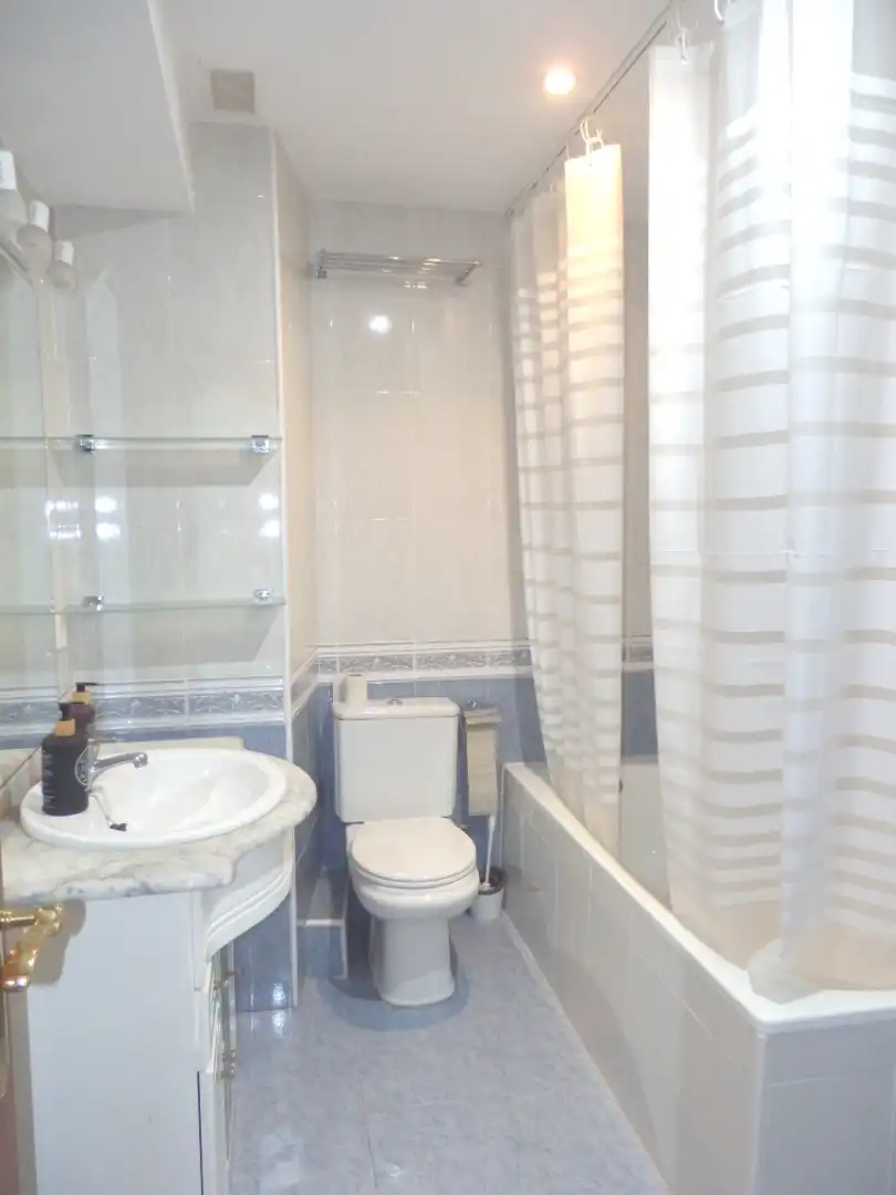 Baño de Piso de alquiler en Valencia con Aire acondicionado, Amueblado y Horno