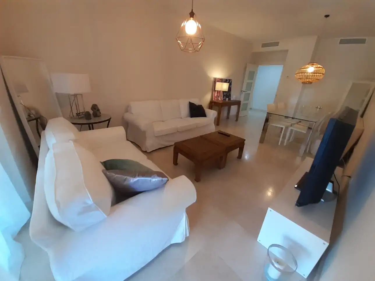 Sala d'estar de Pis de lloguer en Benahavís amb Aire condicionat, Terrassa i Moblat