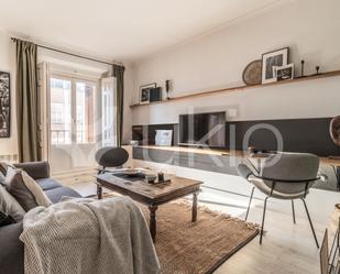 Sala d'estar de Apartament de lloguer en  Madrid Capital amb Aire condicionat i Balcó