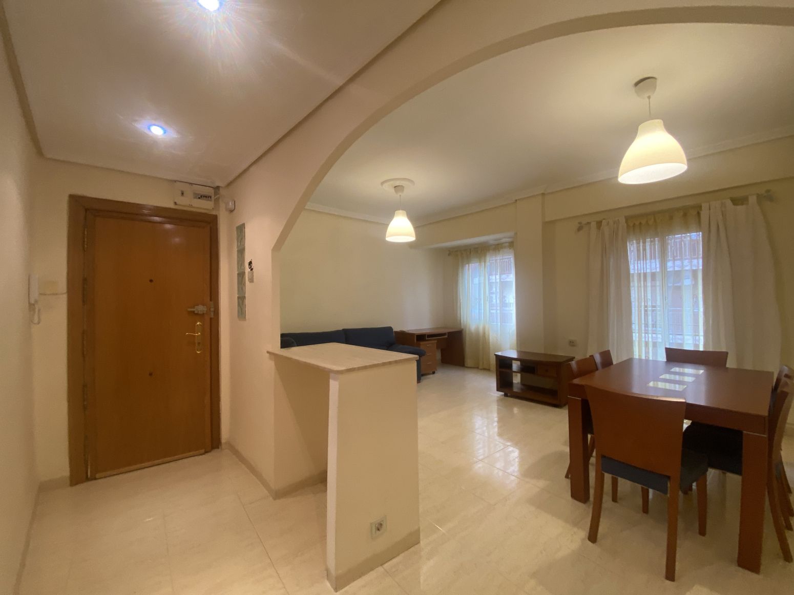 Piso de alquiler en  Valencia Capital con Aire acondicionado, Jardín privado y Amueblado