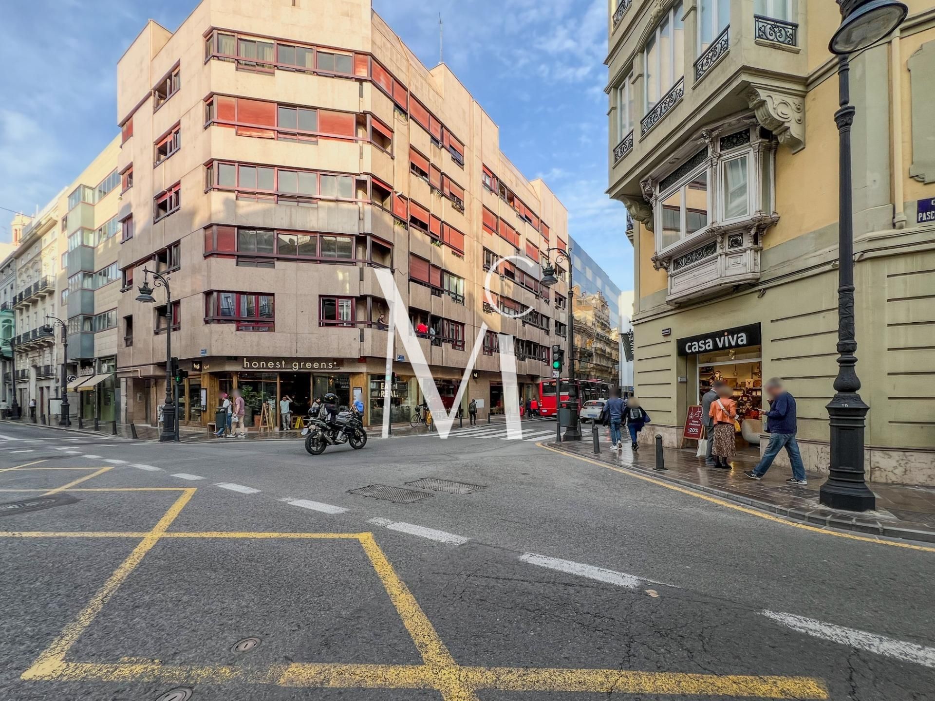 Vista exterior de Local en traspaso en  Valencia Capital con Aire acondicionado