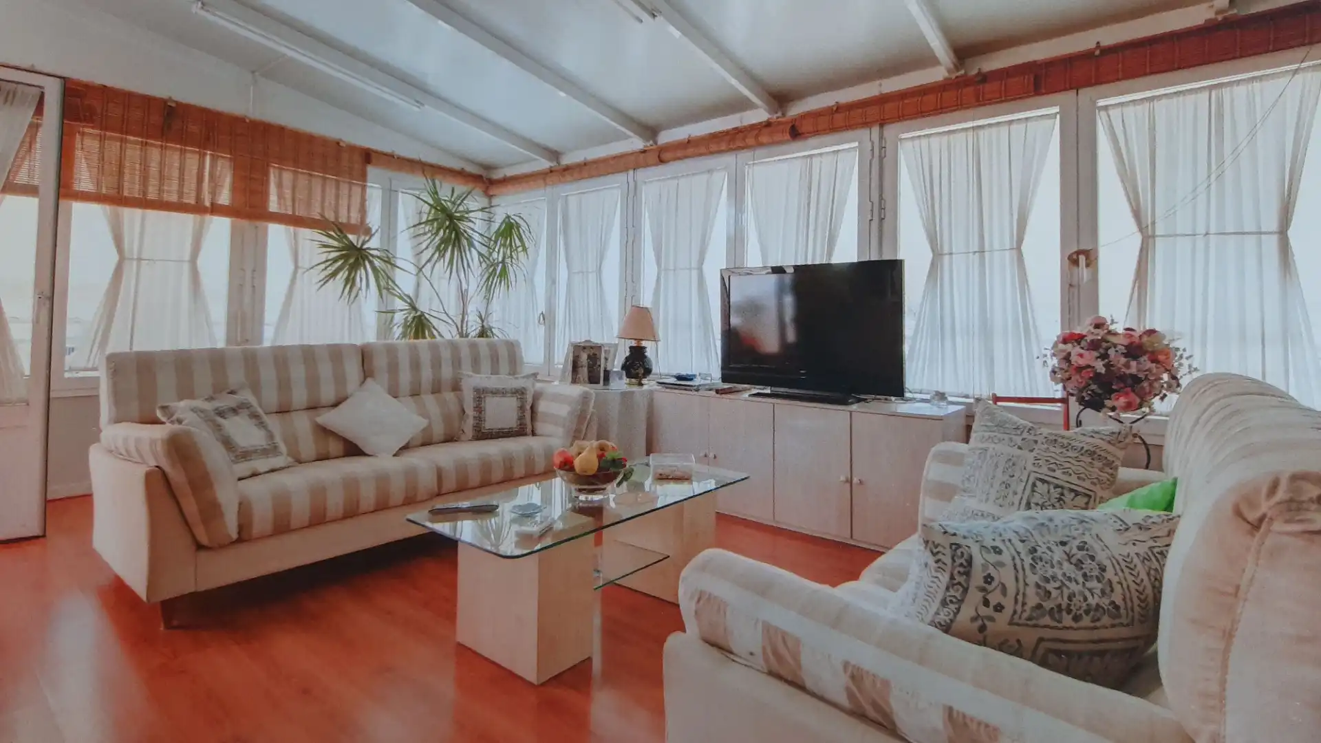 Sala de estar de Casa adosada en venta en Lucena con Aire acondicionado, Calefacción y Jardín privado