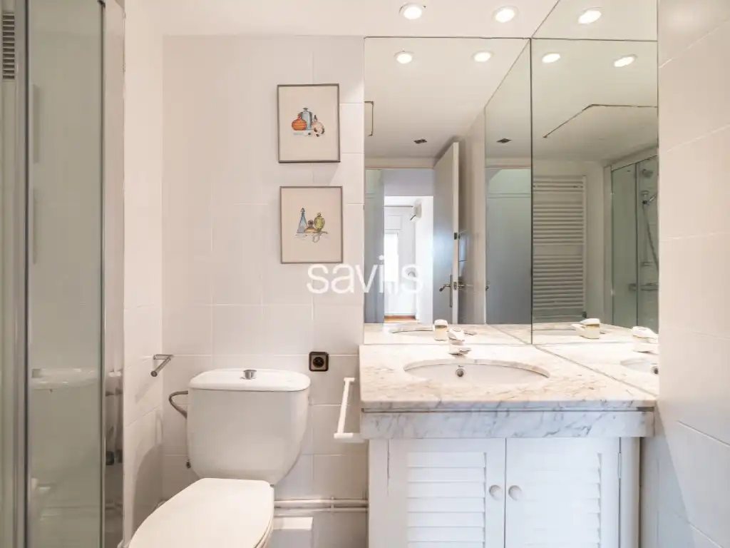 Bany de Apartament en venda en Barcelona amb Balcó
