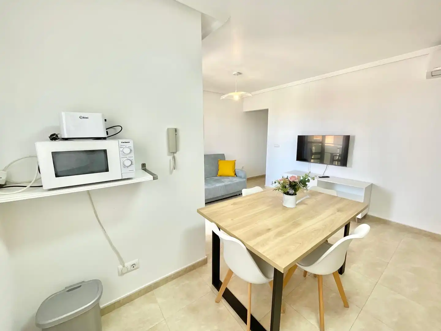 Sala d'estar de Apartament de lloguer en Los Alcázares amb Aire condicionat, Traster i Moblat