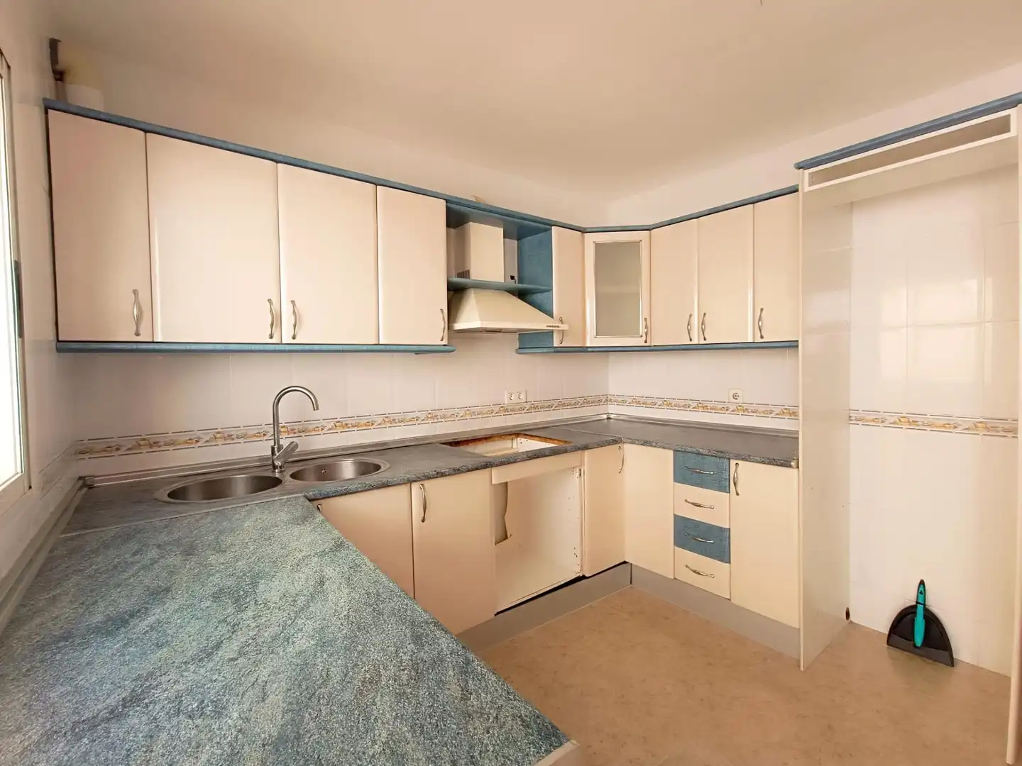 Cuina de Casa o xalet en venda en Roquetas de Mar amb Terrassa, Balcó i Piscina comunitària