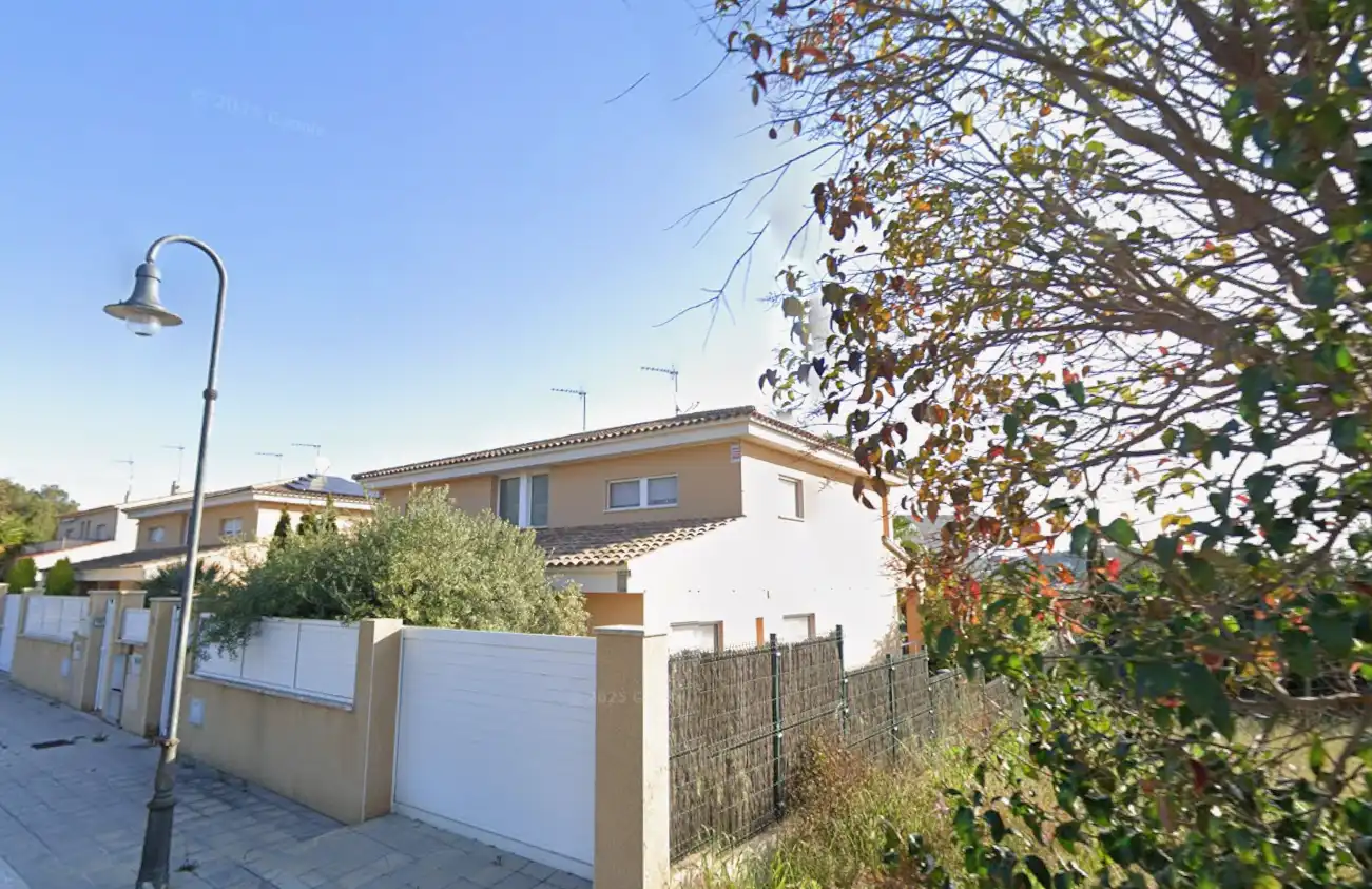 Semi-detached house with pool for sale in C/ Montserrat Roig