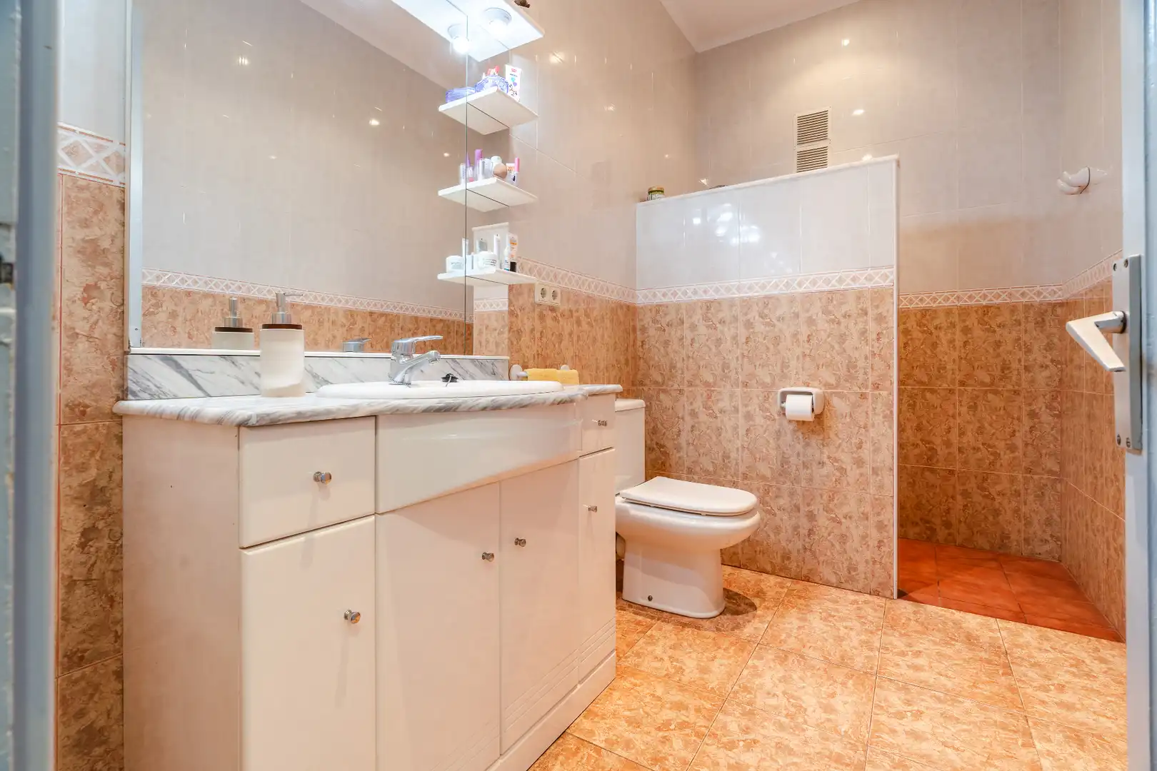 Badezimmer von Haus oder Chalet zum Verkauf in La Pobla de Mafumet mit Klimaanlage, Heizung und Privatgarten