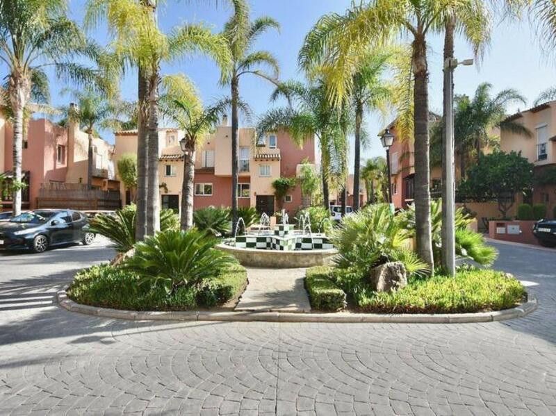 Vista exterior de Casa adosada de alquiler en Marbella con Aire acondicionado, Jardín privado y Terraza