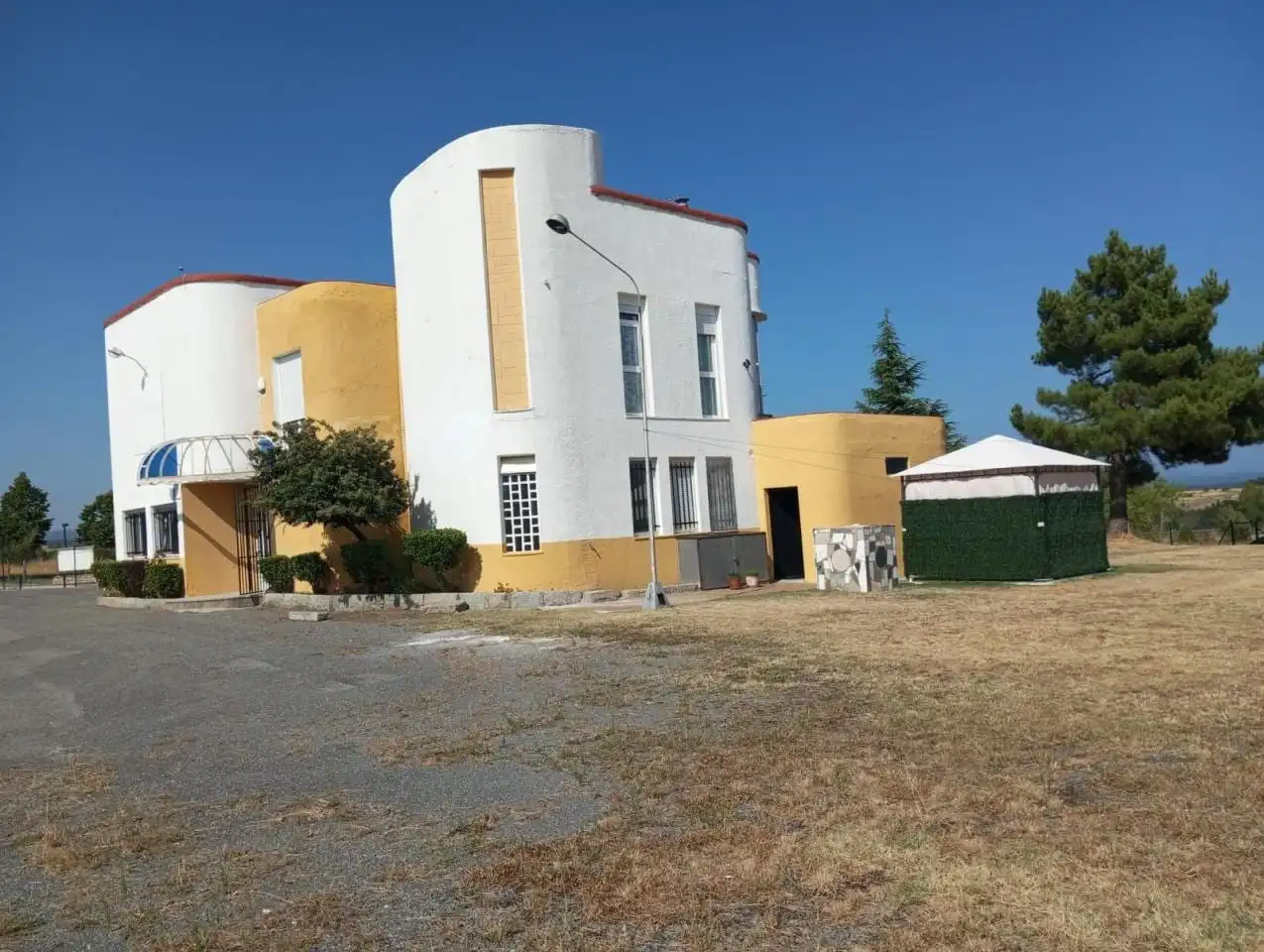 Vista exterior de Local en venda en Garrafe de Torío amb Terrassa