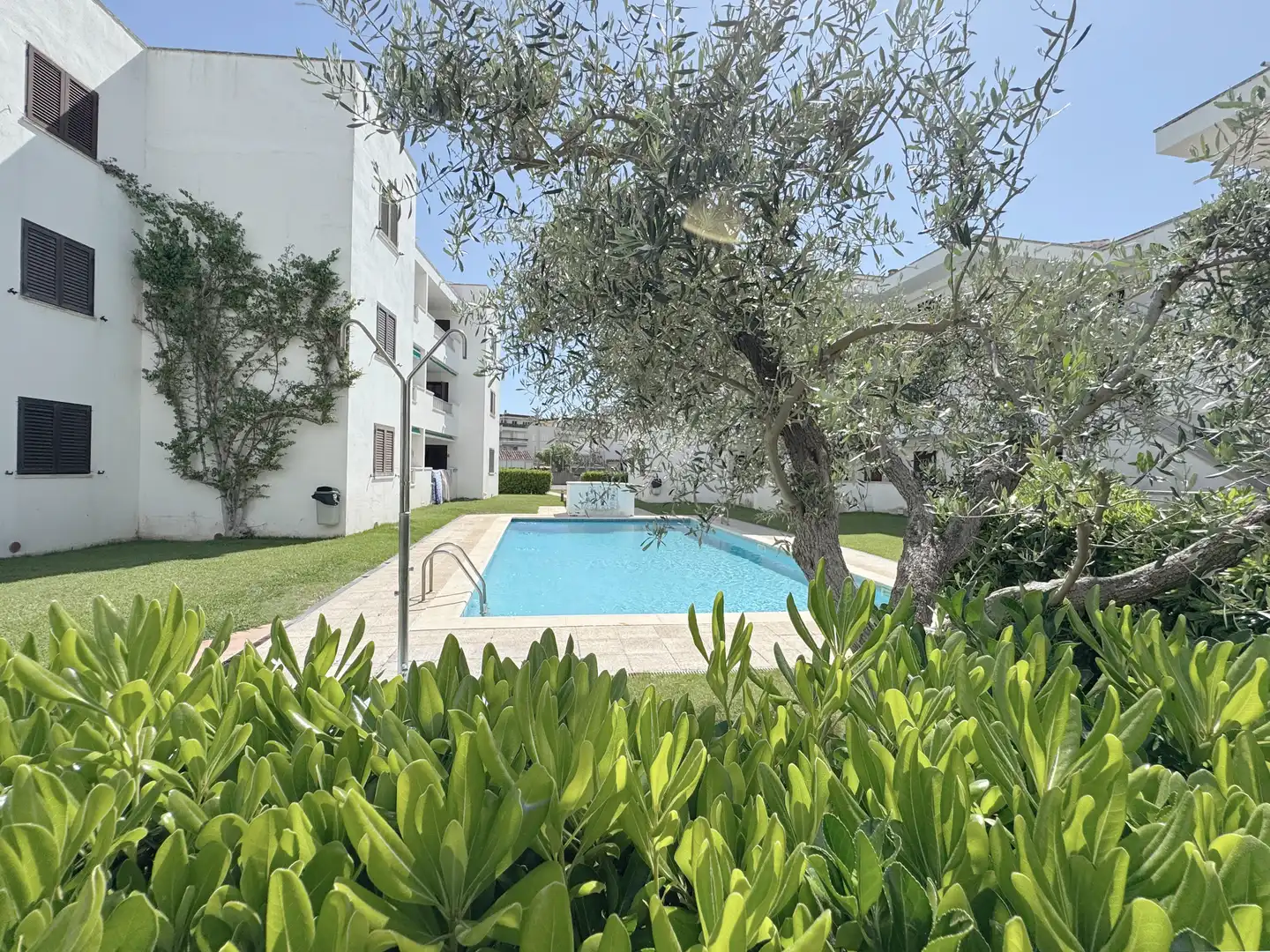 Schwimmbecken von Wohnungen zum Verkauf in L'Escala mit Klimaanlage, Parkett und Terrasse
