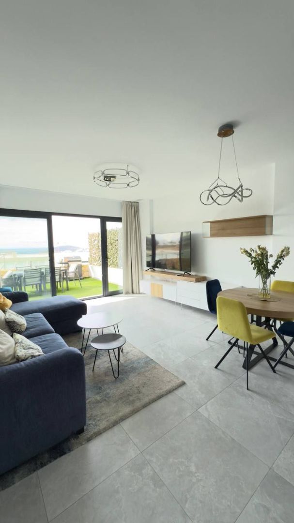 Sala d'estar de Apartament de lloguer en Finestrat amb Aire condicionat, Jardí privat i Terrassa