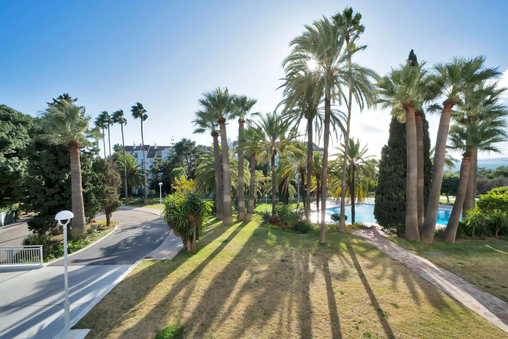 Vista exterior de Apartamento de alquiler en Marbella con Calefacción, Jardín privado y Amueblado