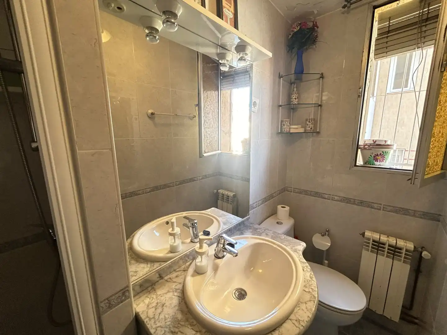 Baño de Piso de alquiler en Madrid con Aire acondicionado, Calefacción y Amueblado