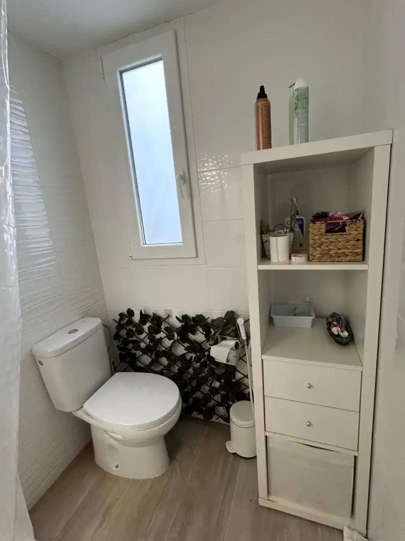 Badezimmer von Geschaftsraum zum Verkauf in Alicante / Alacant mit Klimaanlage, Parkett und Möbliert