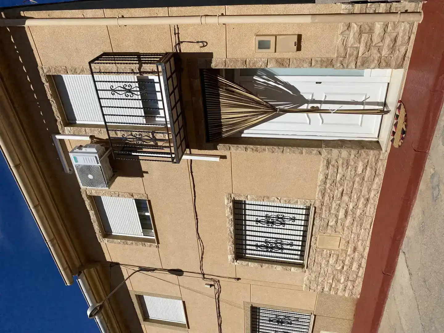 Vista exterior de Casa adosada en venda en Fuenterrobles amb Aire condicionat i Balcó