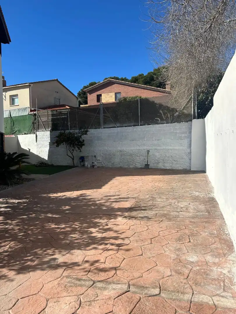 Parking de Casa adosada en venta en Vilanova i la Geltrú con Aire acondicionado, Calefacción y Jardín privado