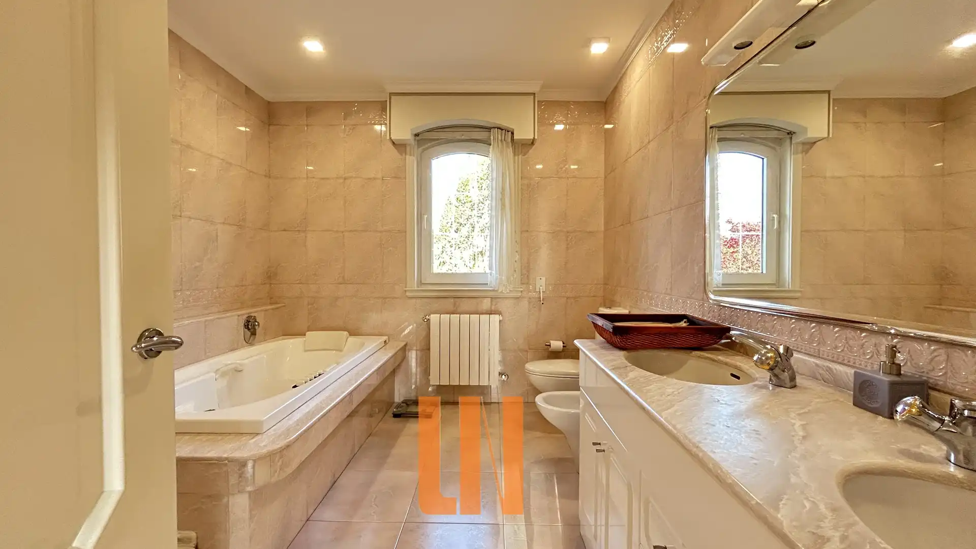 Bany de Casa o xalet en venda en Oleiros amb Calefacció, Jardí privat i Parquet