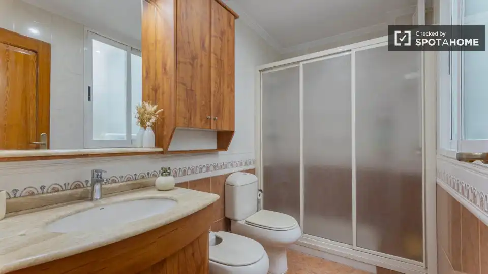 Baño de Piso de alquiler en Sedaví con Aire acondicionado, Calefacción y Amueblado
