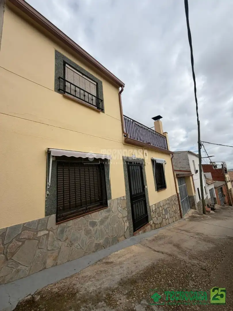 Vista exterior de Casa adosada en venta en Santa Cruz de la Zarza con Aire acondicionado y Terraza