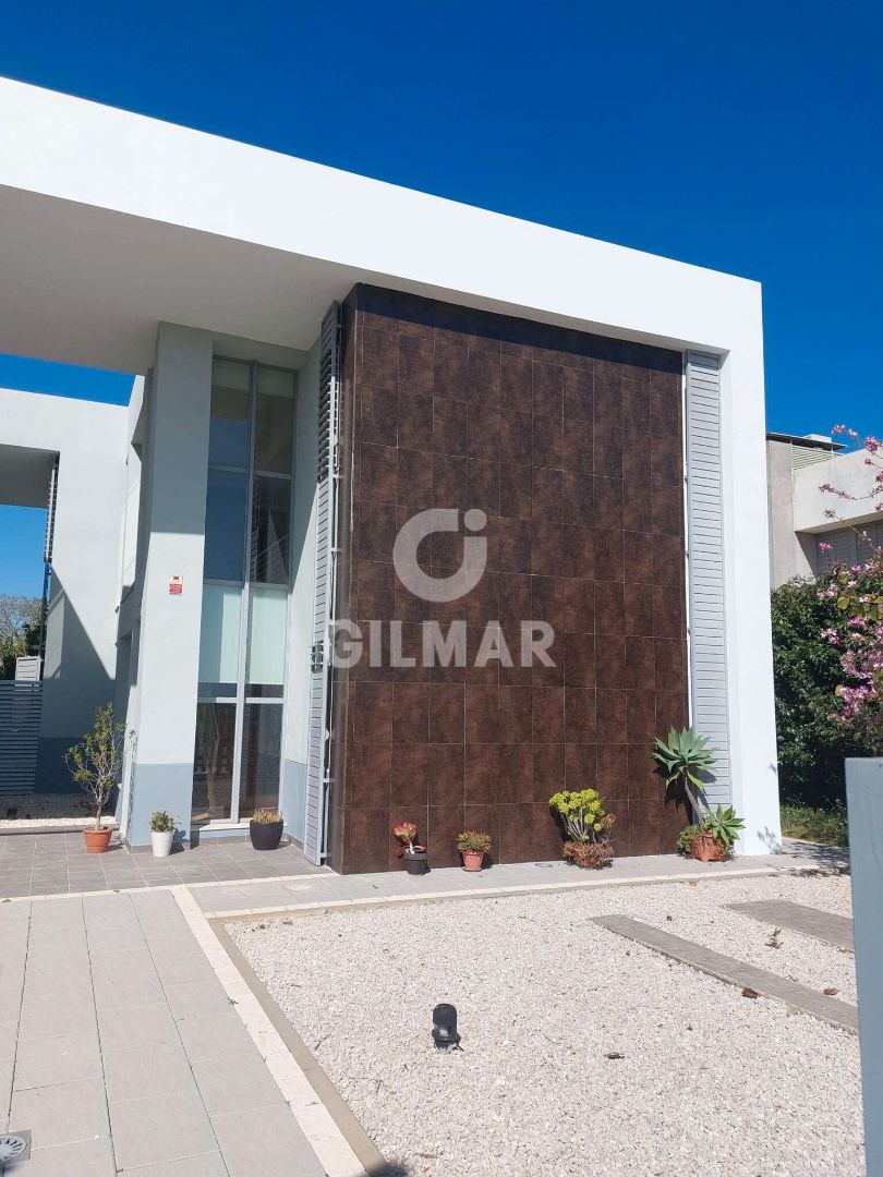 Vista exterior de Casa adosada en venda en Puerto Real amb Aire condicionat, Calefacció i Jardí privat