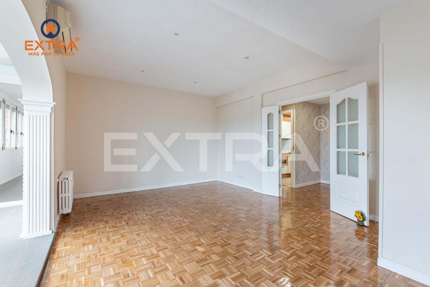 Living room of Flat to rent in  Madrid Capital  with Air Conditioner, Parquet flooring and Terrace