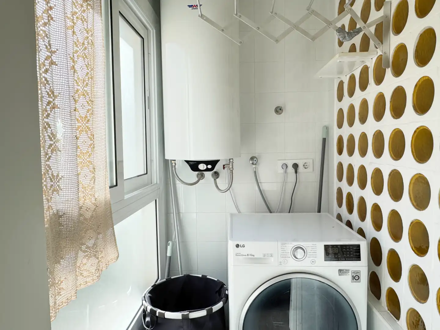 Badezimmer von Wohnungen zum Verkauf in L'Escala mit Klimaanlage, Heizung und Parkett