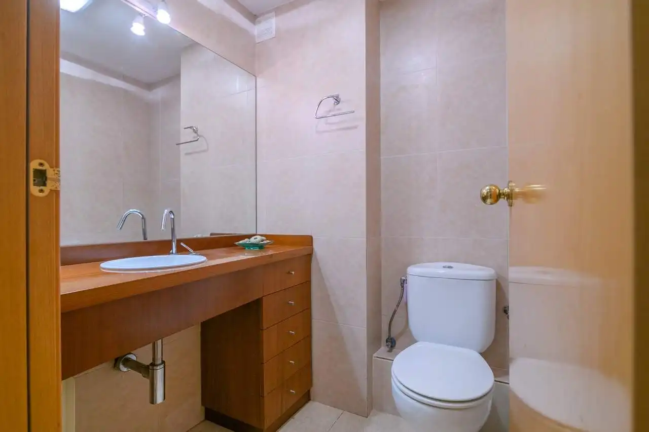 Badezimmer von Maisonette zum Verkauf in Barcelona mit Klimaanlage, Heizung und Parkett
