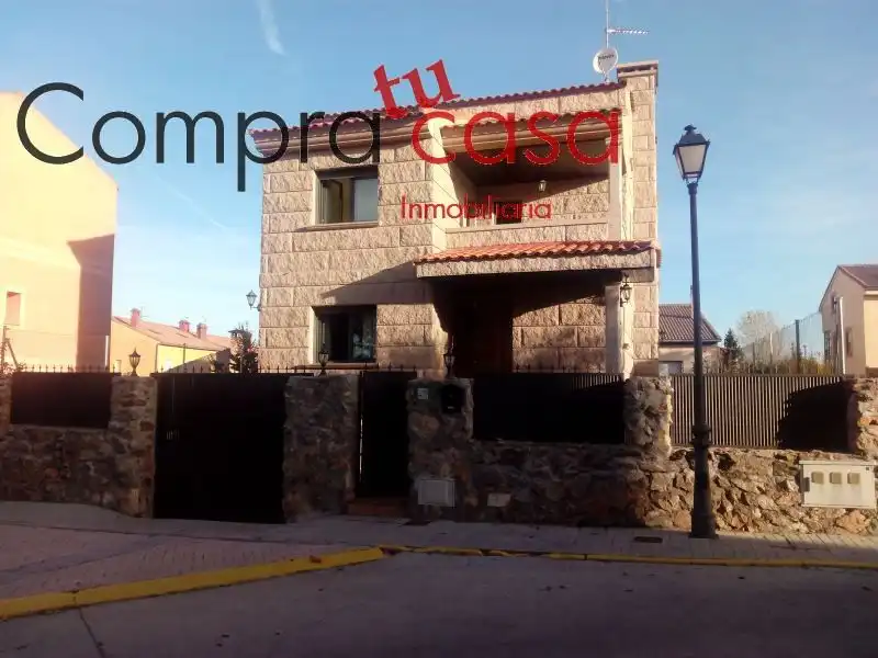 Vista exterior de Casa o xalet en venda en Palazuelos de Eresma amb Calefacció, Jardí privat i Parquet