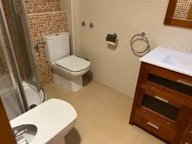 Badezimmer von Wohnungen zur Miete in Murcia mit Klimaanlage, Heizung und Parkett