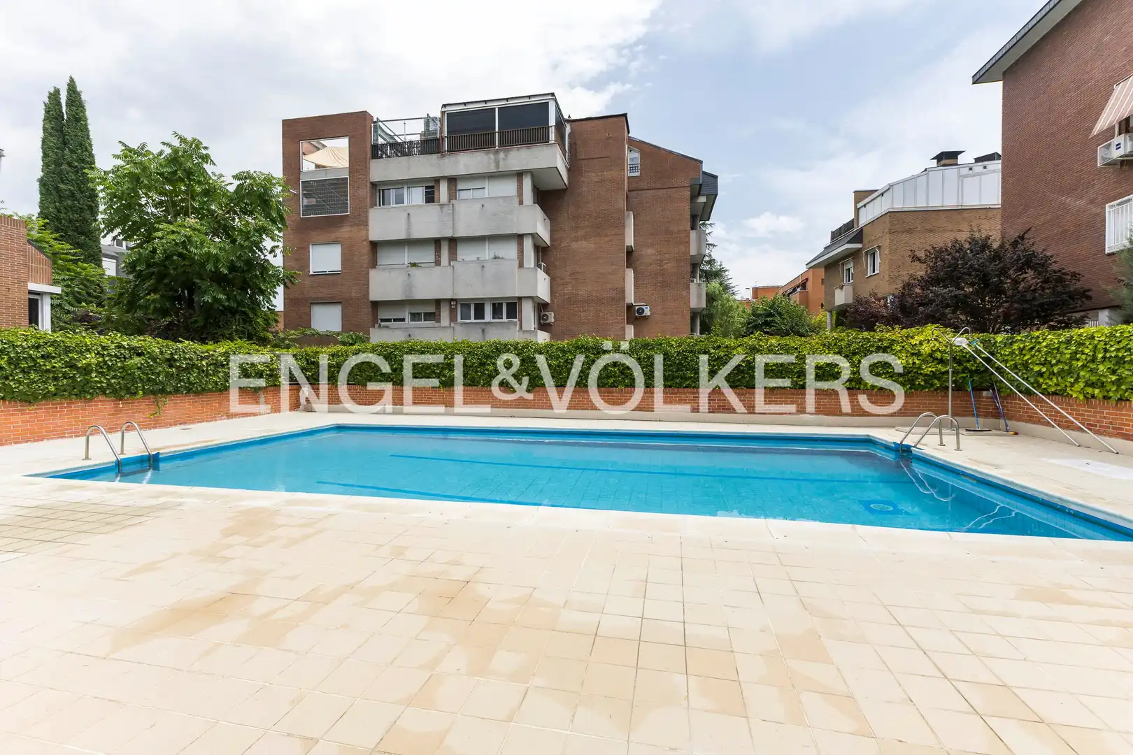 Piscina de Àtic en venda en Madrid amb Aire condicionat, Calefacció i Jardí privat